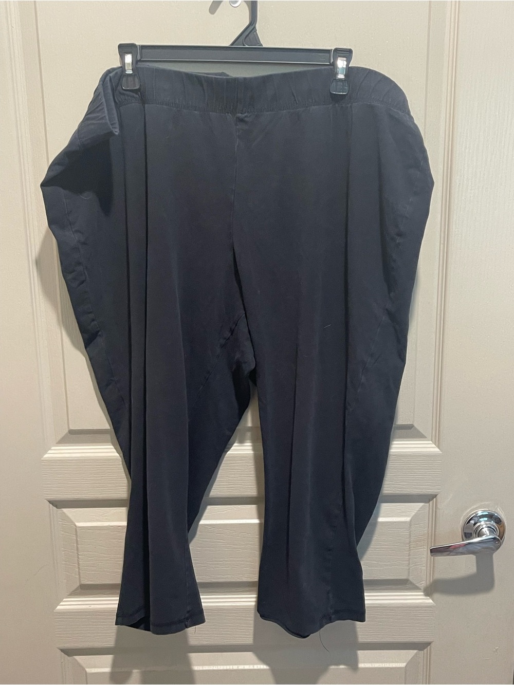 torrid Black Stretch Pull-On Capri Pants